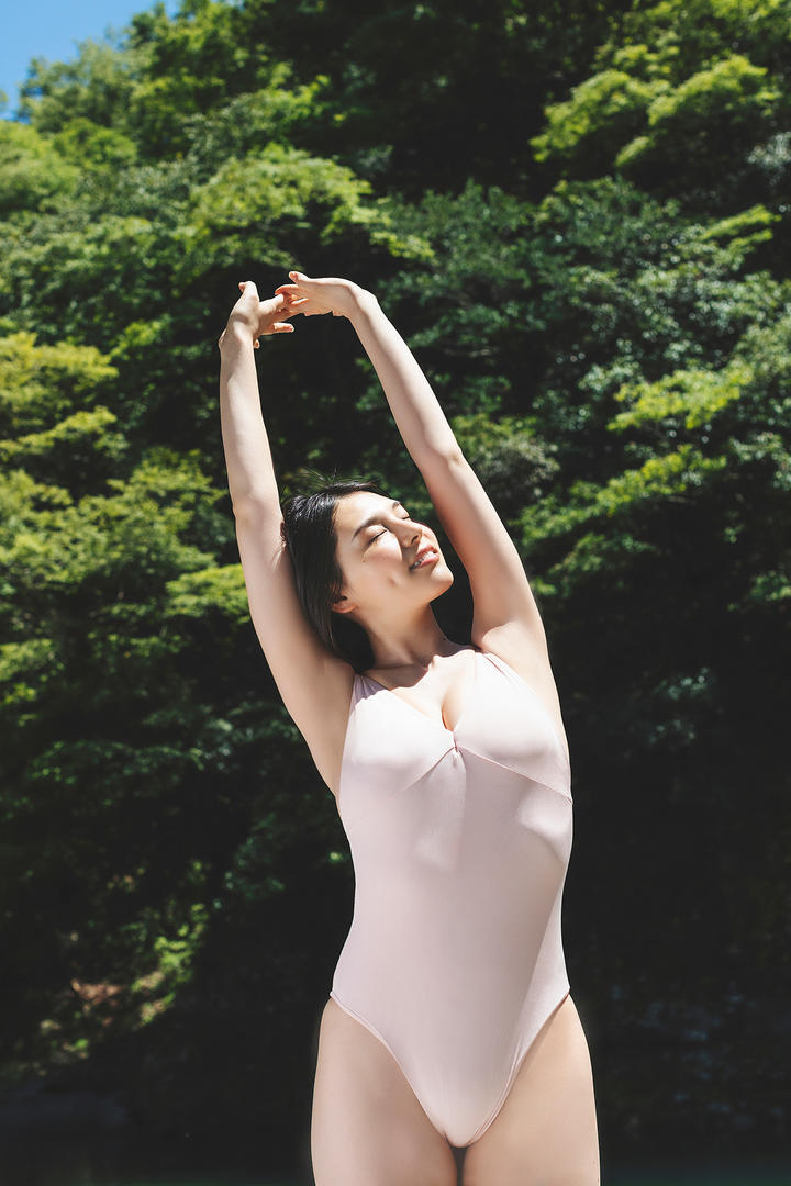 伸懒腰的紧身泳装美女日本人体艺术照片