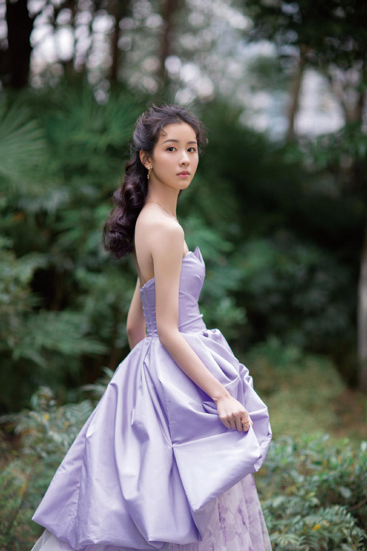 清新美女明星陈都灵优雅紫色抹胸长裙户外写真图片