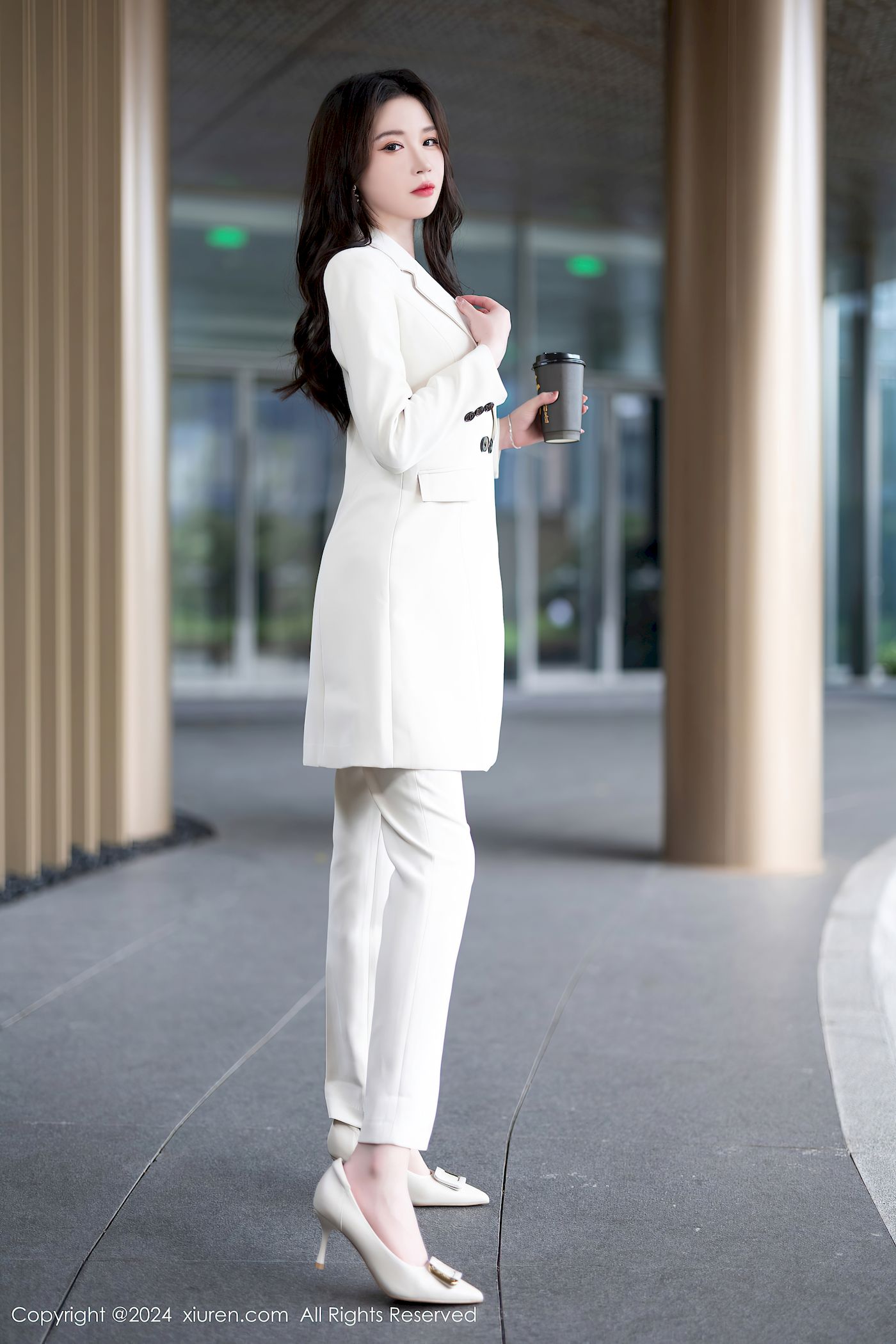秀人网模特梦心玥白色套装搭配高挑身材哈尔滨旅拍