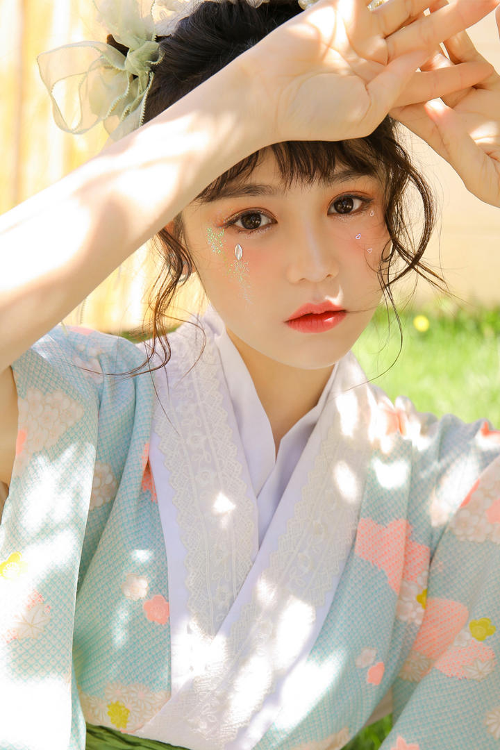 户外清纯可爱美女写真图片