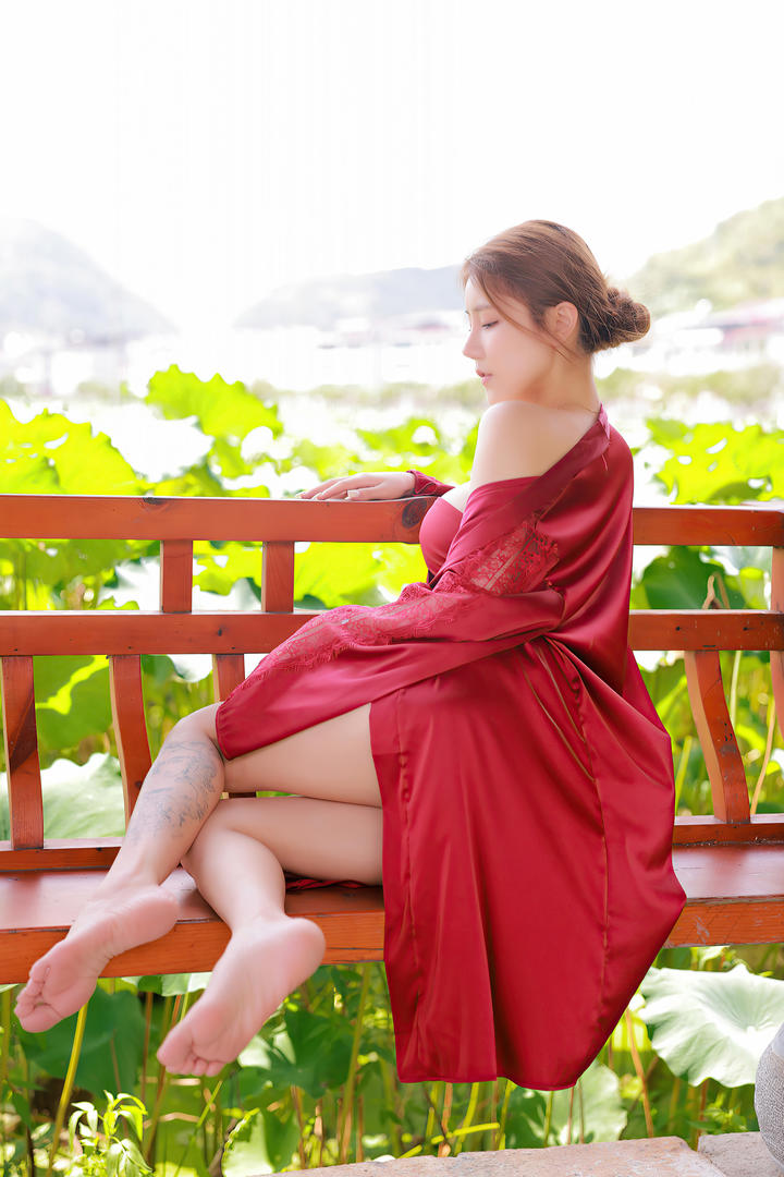 穿着红色裙子赏荷花的大胆美女夏西写真图片