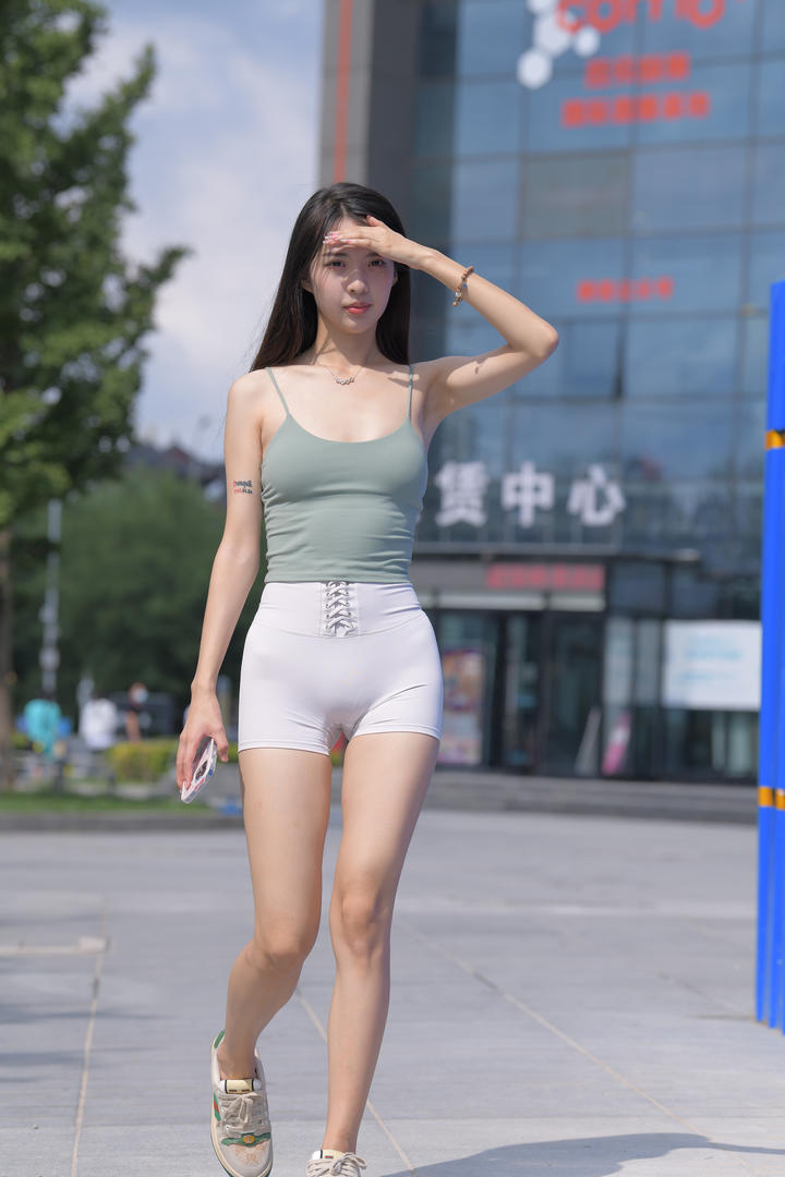 国内街拍时尚靓丽紧身裤美女图片