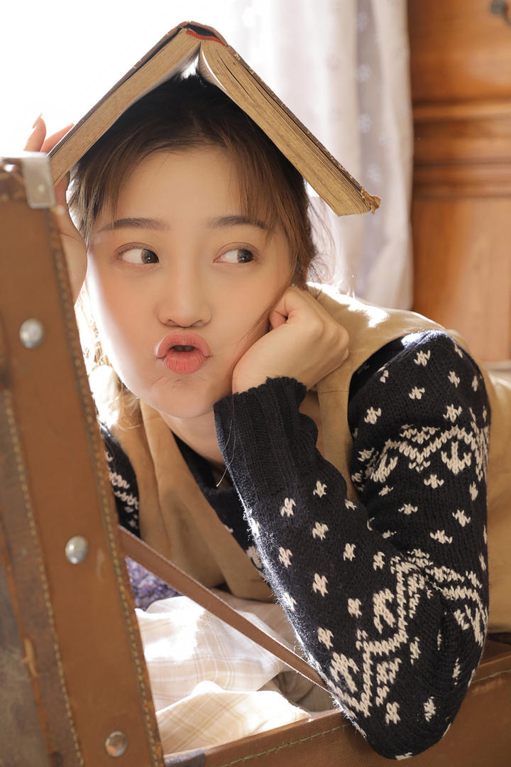 头上顶着书本的清纯美女图片