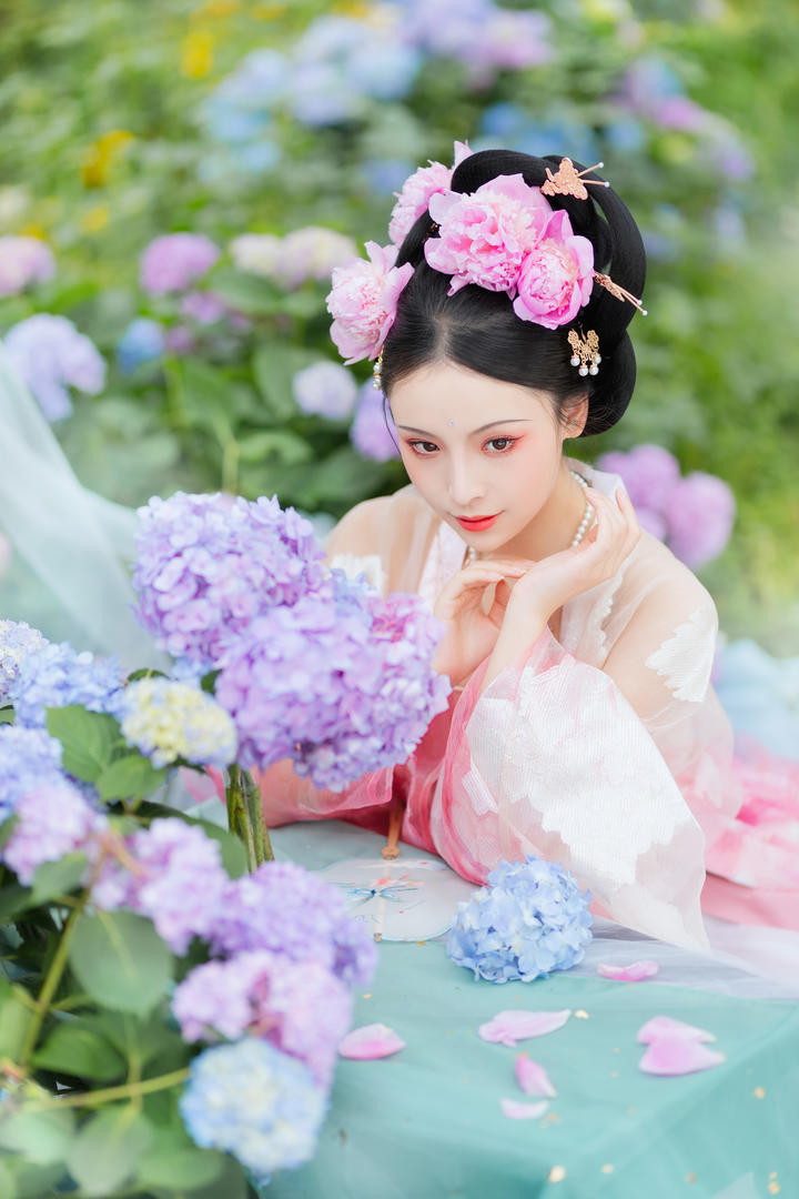 花丛中的小仙女古装美女艺术写真图片