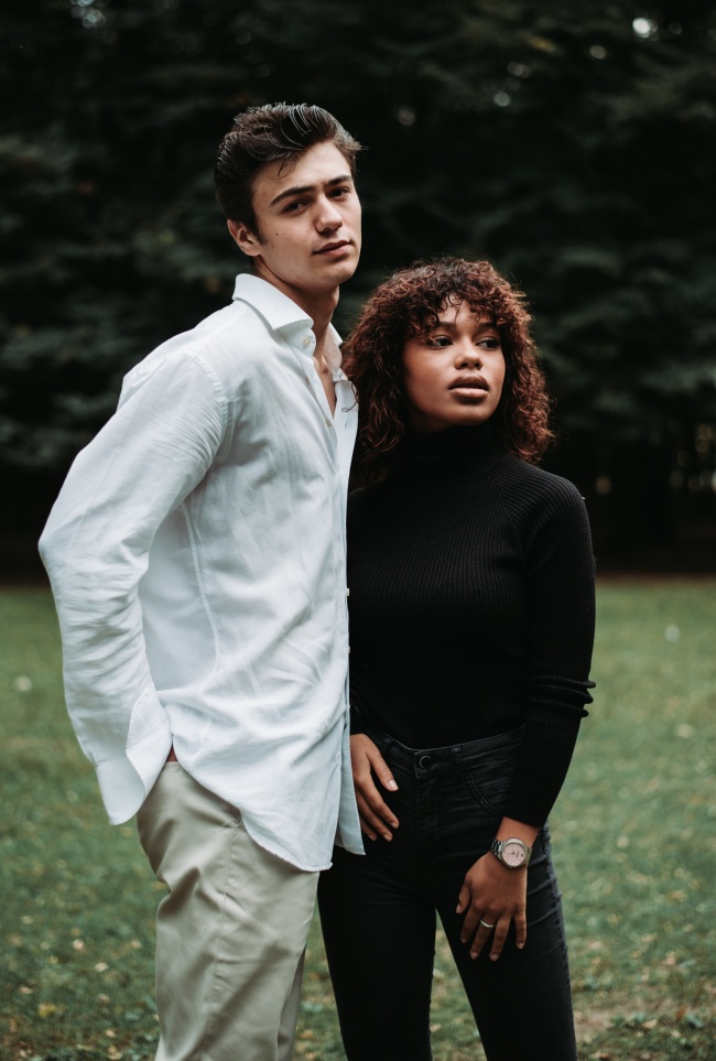 草地情侣写真图片