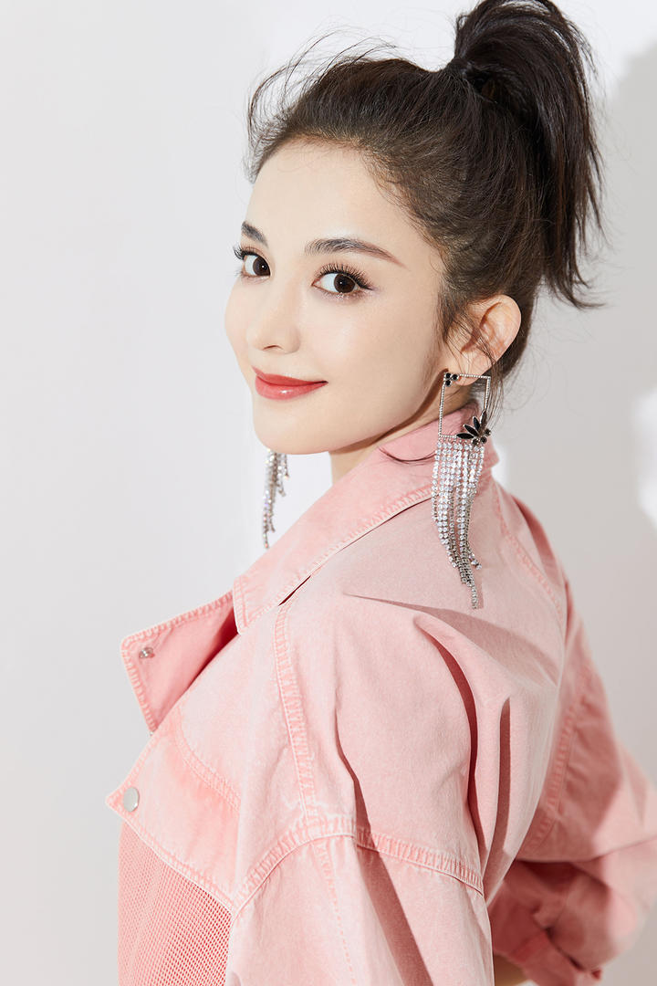 回眸一笑的气质女星古力娜扎