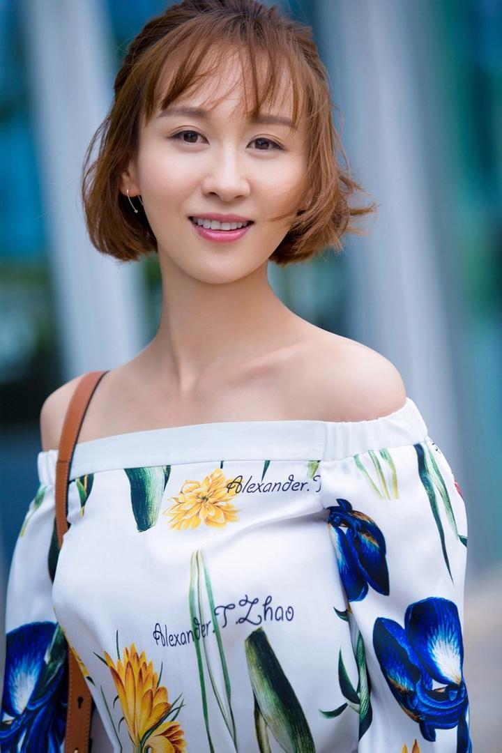 内地女演员美女明星练束梅图片