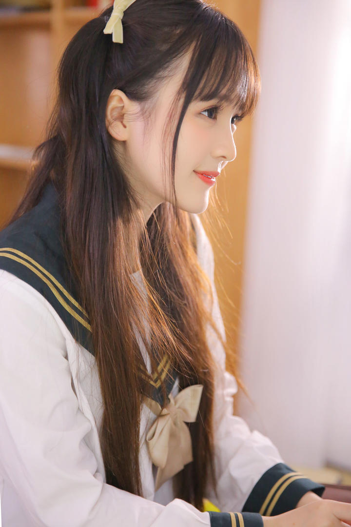 高颜值清纯甜美少女侧脸写真图片