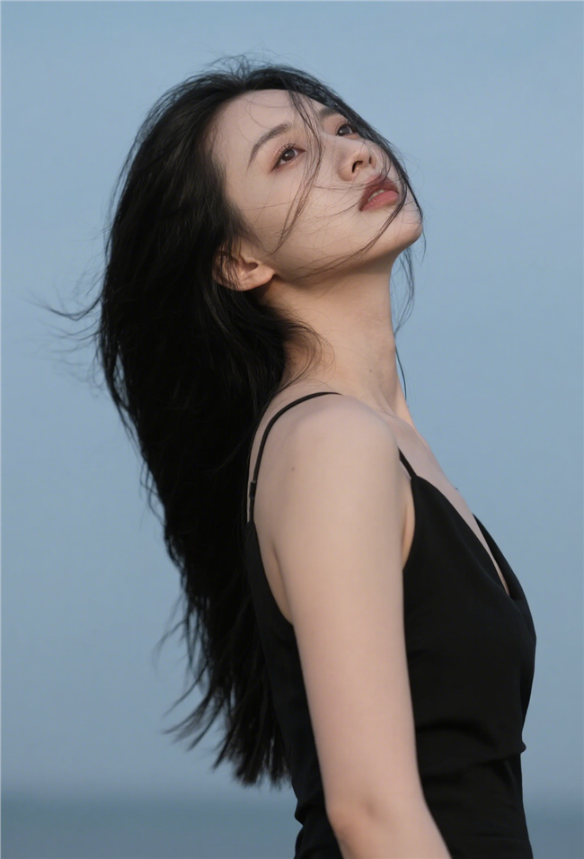 忧郁伤感风格小黑裙美女写真图片