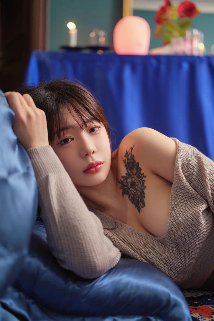 韩国极品颜值纹身美女模特99久久国产综合精品图片