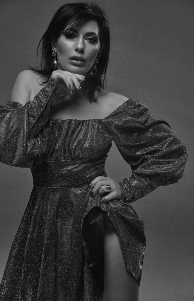 极致黑白风美女性感人体模特写真图片