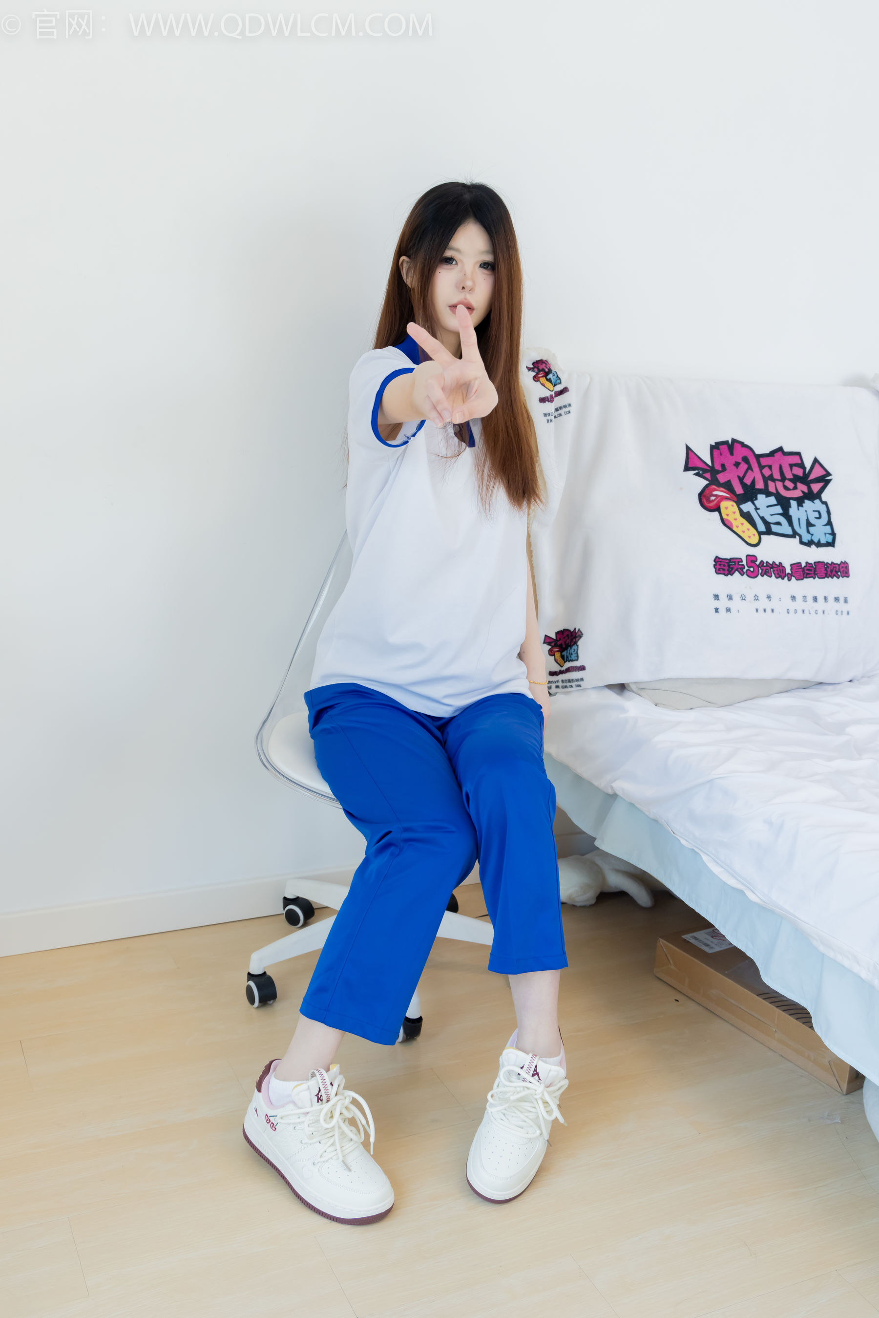 物恋传媒腿模曲奇清纯校服着装白短棉袜裸足写真