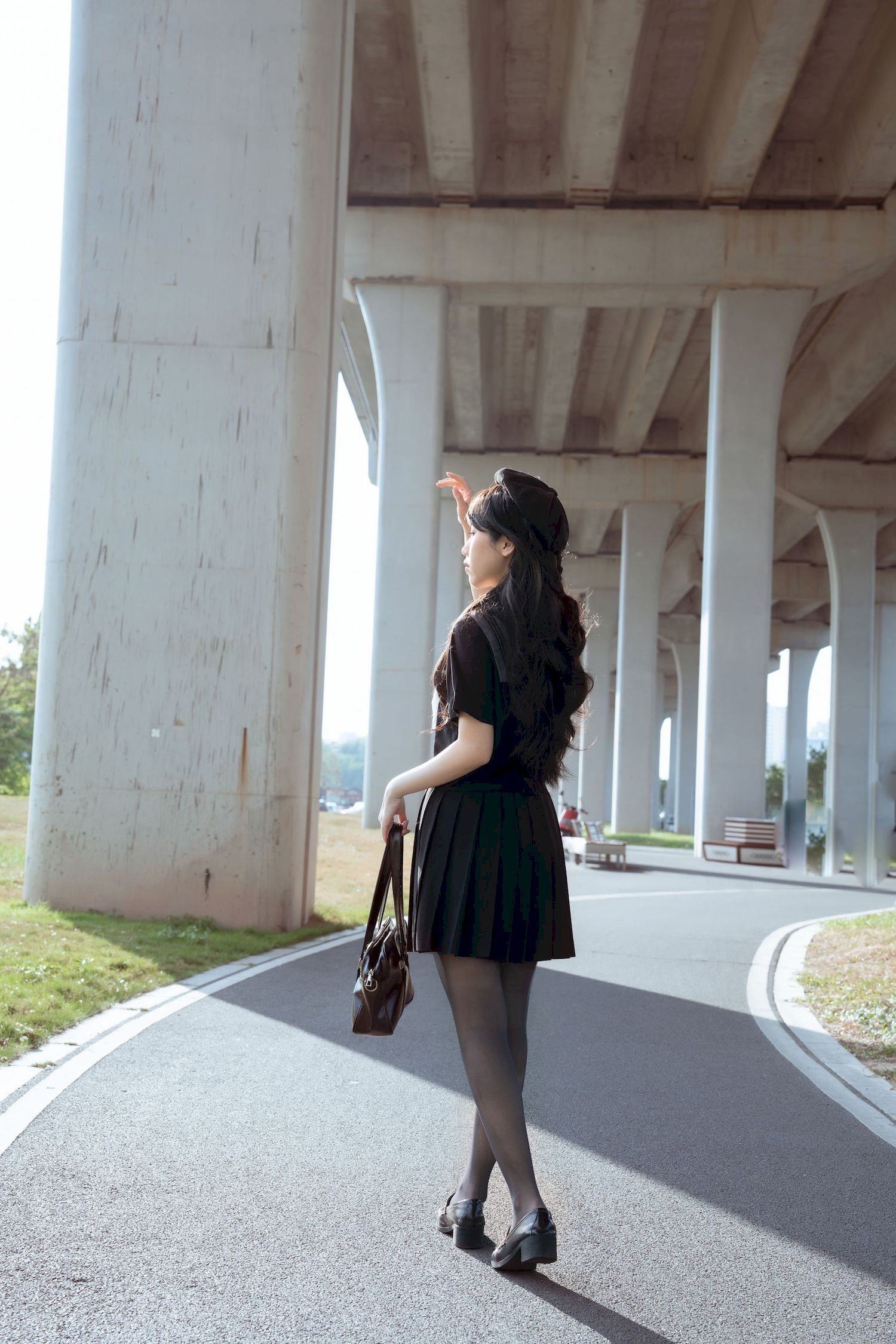 户外少女不呆猫黑丝美腿JK制服下课后主题写真