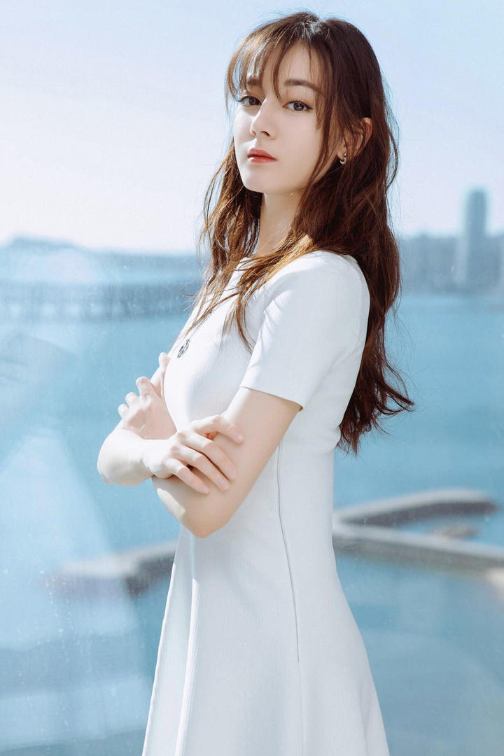 一身白色连衣裙的新疆美女明星迪丽热巴图片