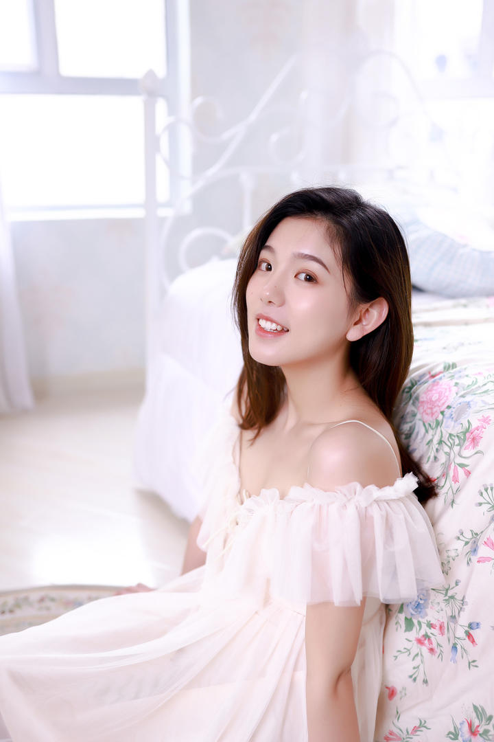 穿透明睡裙的清纯女孩闺房私拍写真套图