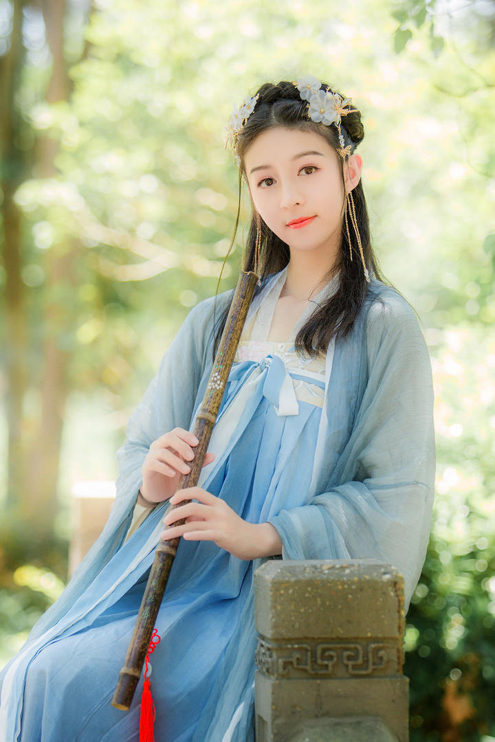 吹笛子的古装美女艺术写真图片