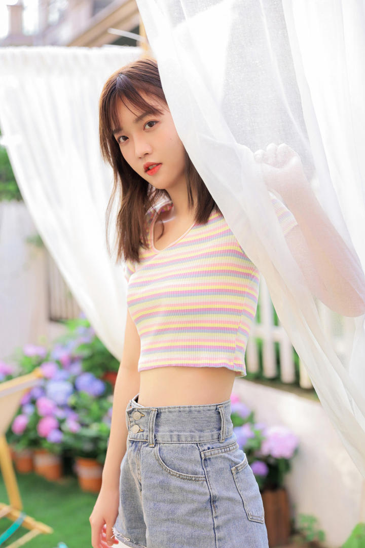 国产高清可爱女生头像纤细小蛮腰美女写真图片