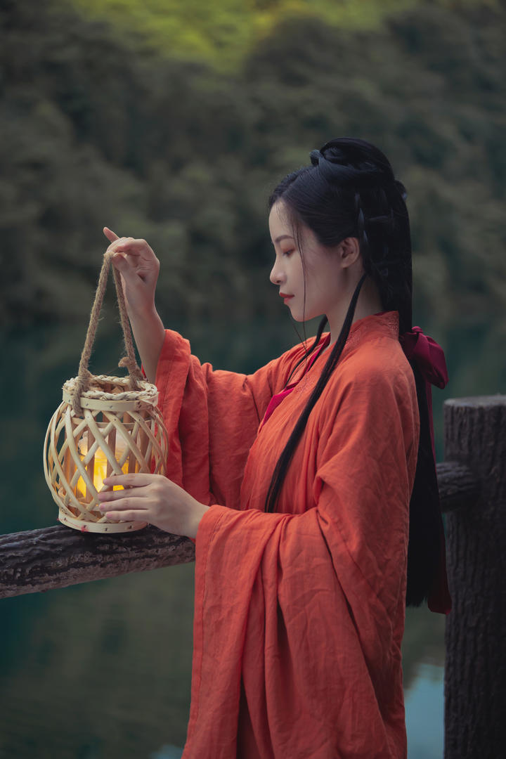 提灯笼古典汉服古装美女艺术写真图片