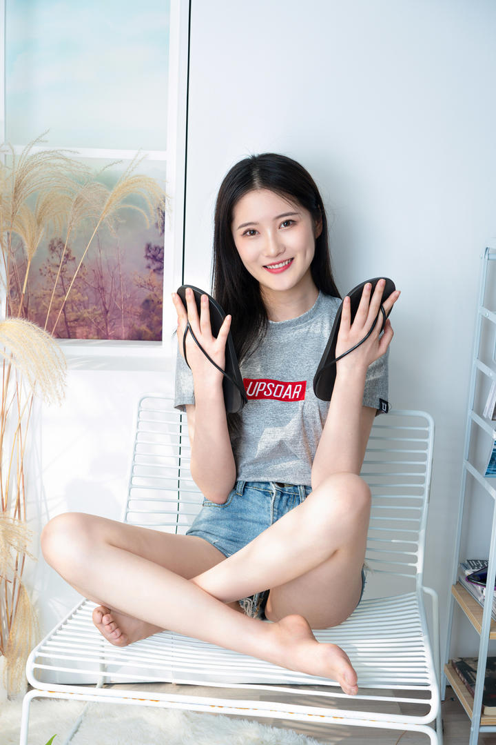 手里拿着拖鞋的极品高颜值美女主播私生活图片
