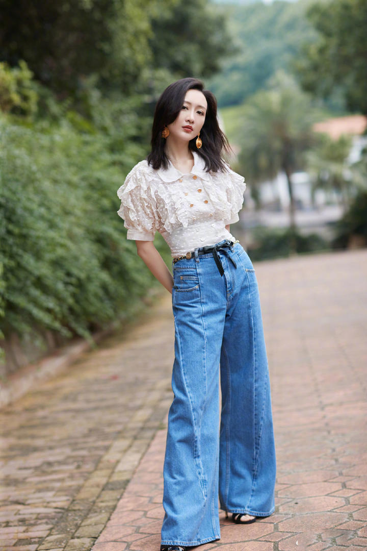 公园里穿着喇叭裤的中国美女明星王鸥写真套图