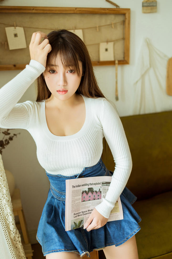 穿着超短裙的清纯可爱美女虞艺图片