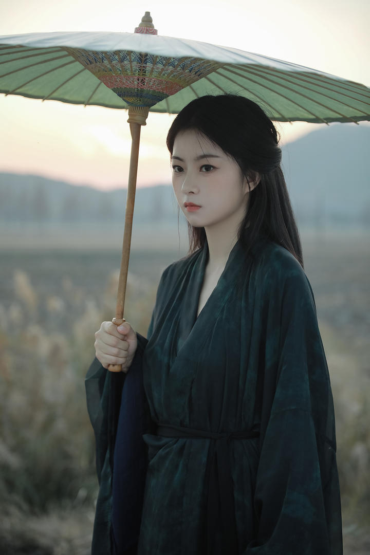 朴素古典汉服美女户外人像摄影写真图片