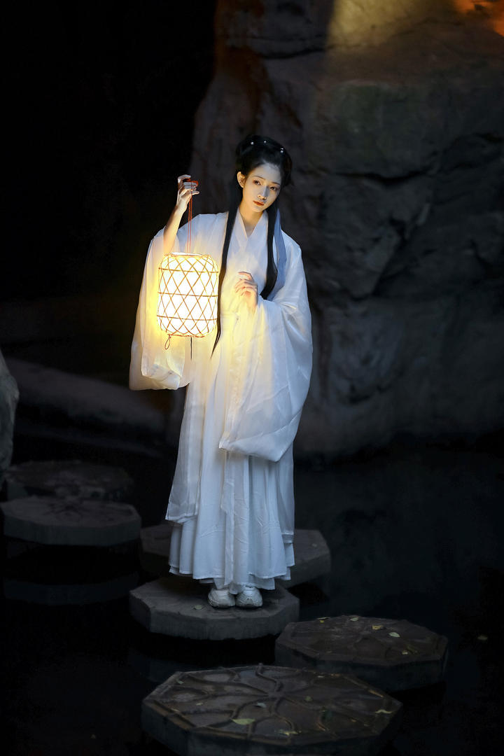 提着灯笼的白衣汉服美女高清摄影图片