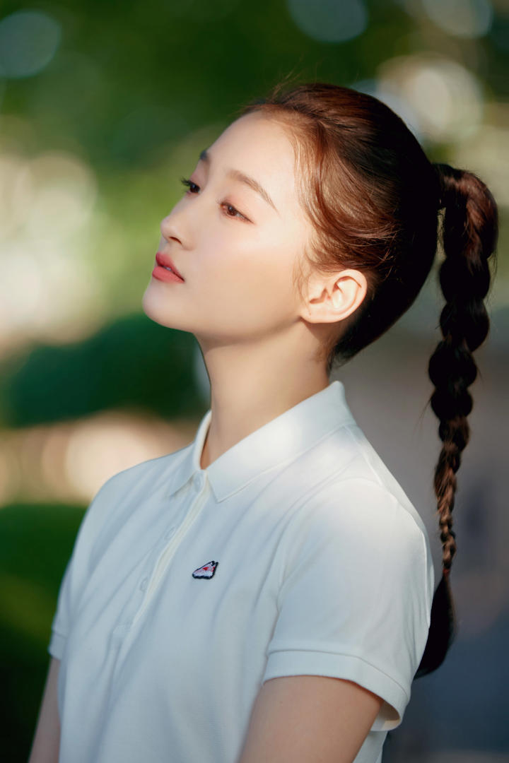 关晓彤俏皮马尾辫清纯美女明星写真壁纸图片