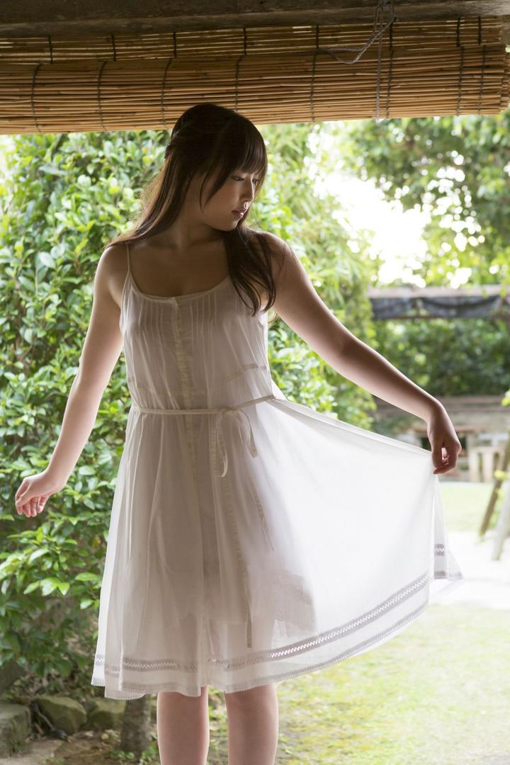 穿着白色长裙的日本清纯美女图片