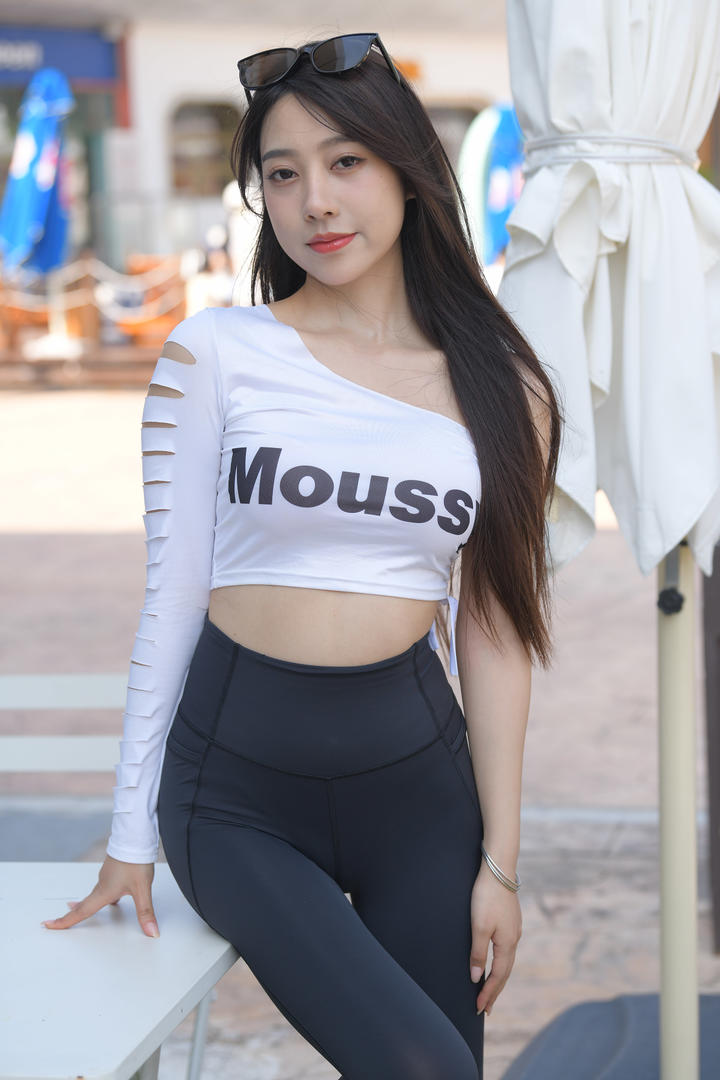 街拍时尚瑜伽裤美女模特图片大全