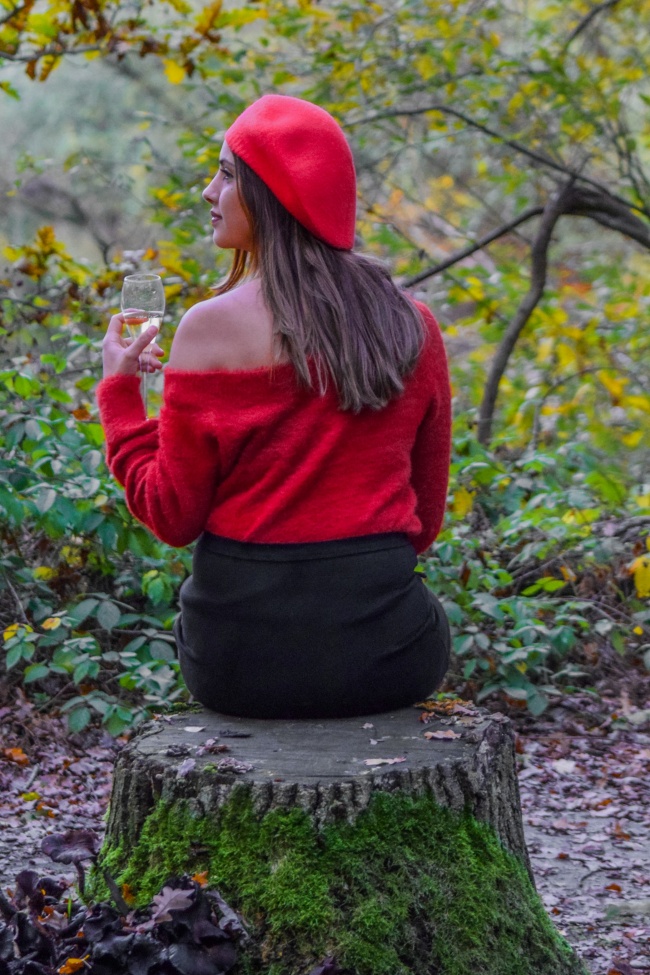 红色羊毛衫美女背影图片