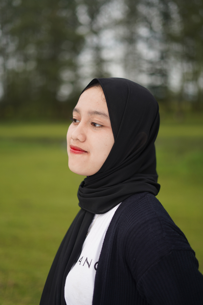 红唇侧颜美女写真图片