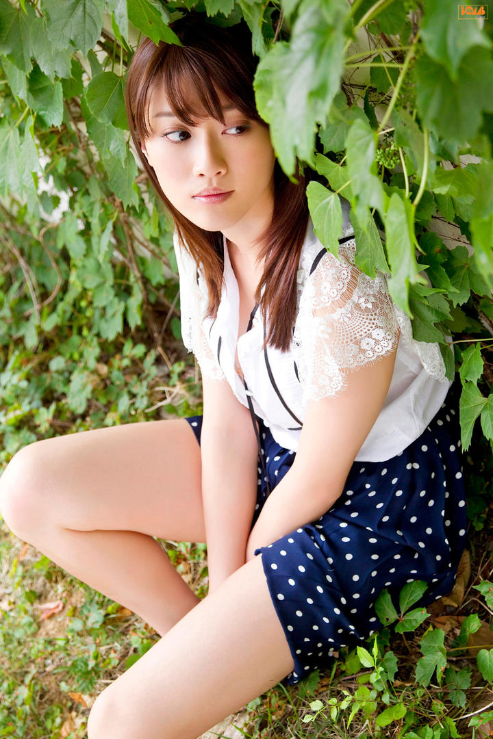 日本清纯美女户外写真图片