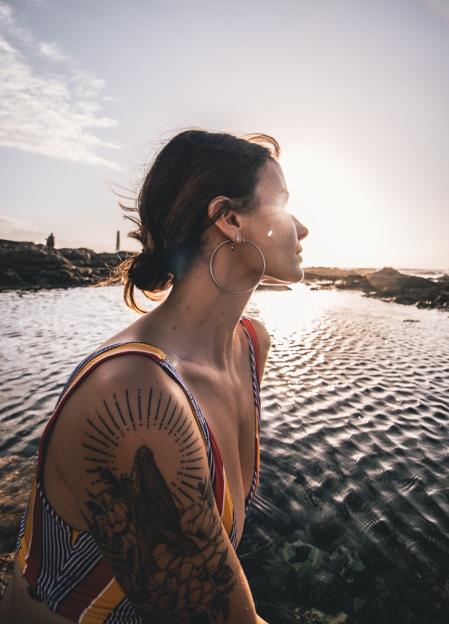 手臂纹身美女图片