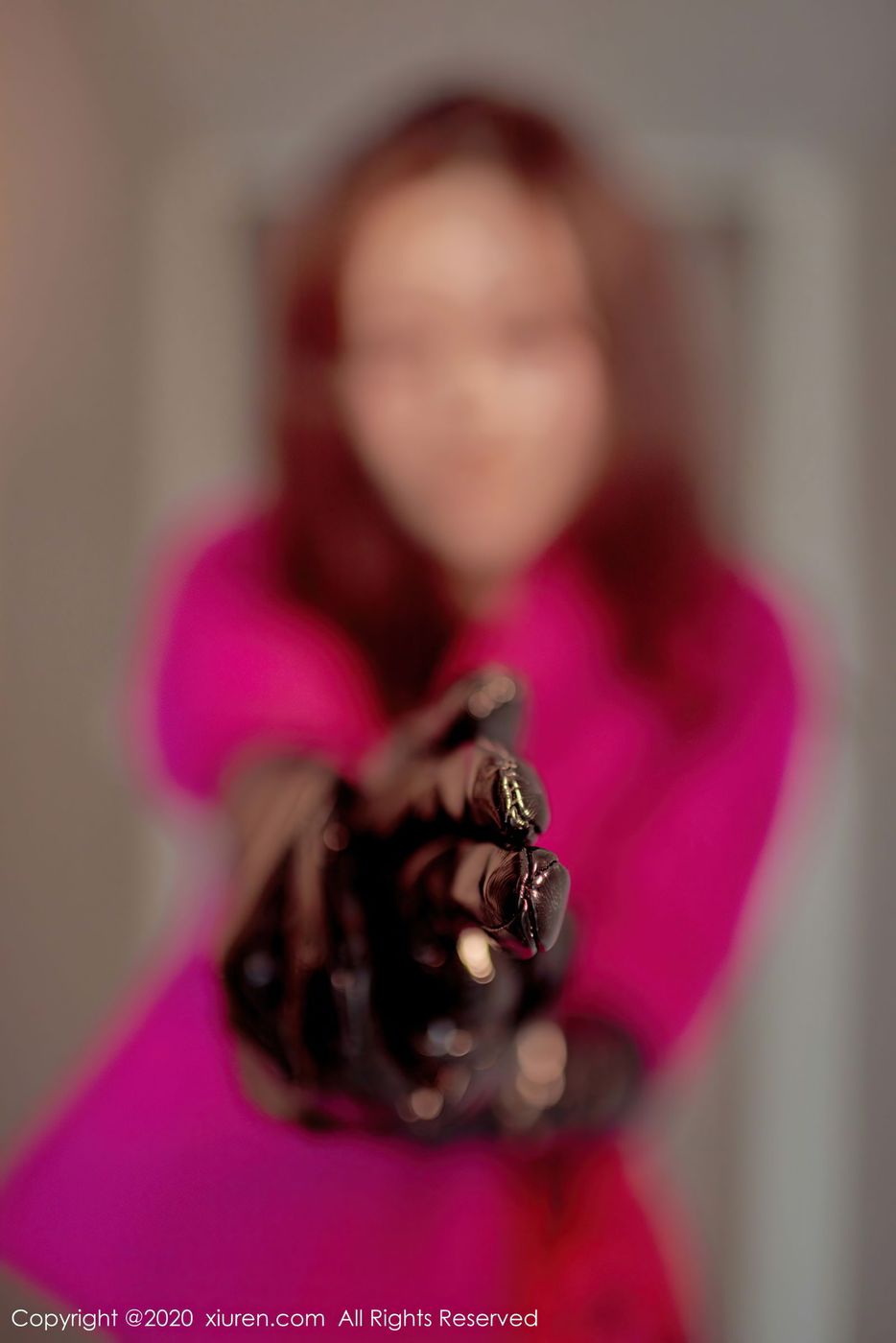 秀人网美女模特白露小猪黑丝美腿情趣摆姿系列大尺度写真