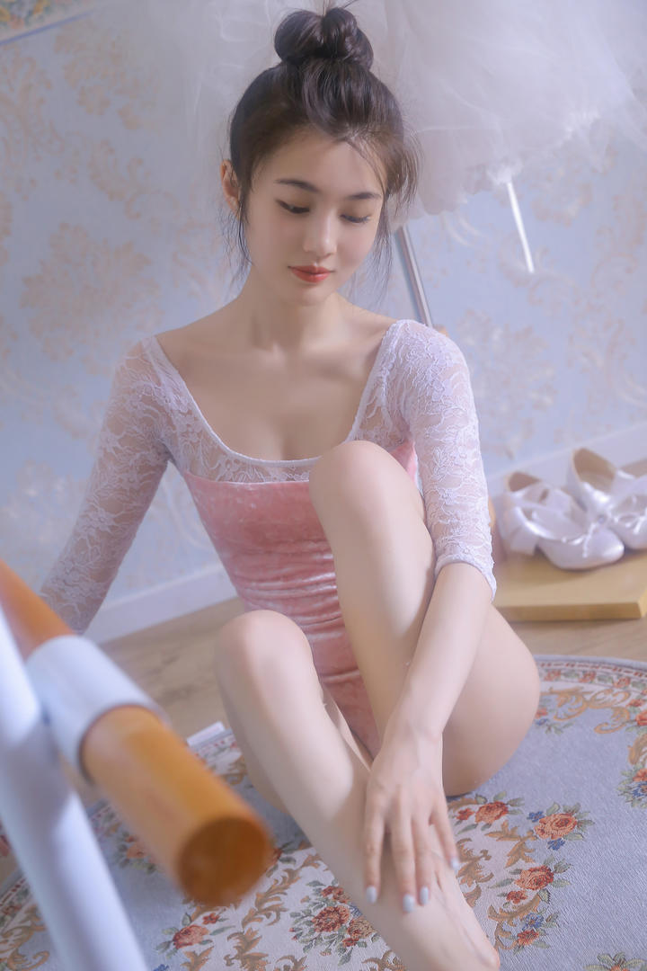亚洲在线极品粉嫩美女紧身服舞蹈艺术照