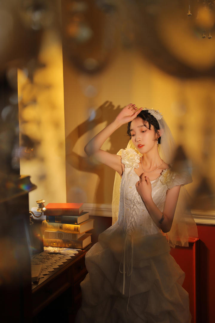 穿婚纱的美女复古胶片风格艺术摄影图片