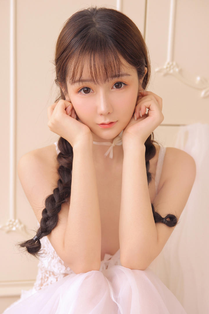 捏自己耳朵的纯欲天花板美女头像图片