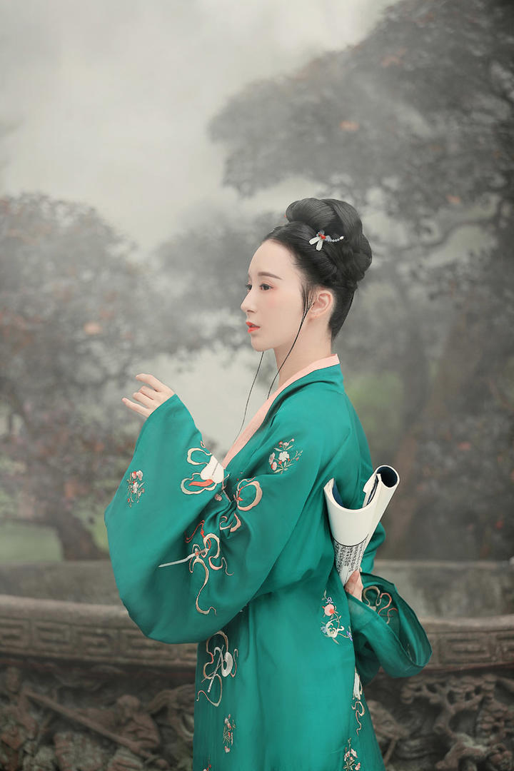 读书的唯美古装美女艺术写真图片