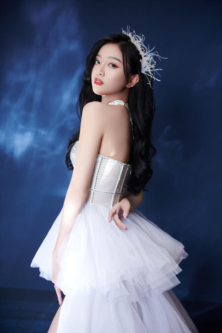 中国漂亮美女明星吴宣仪婚纱照摄影图片欣赏