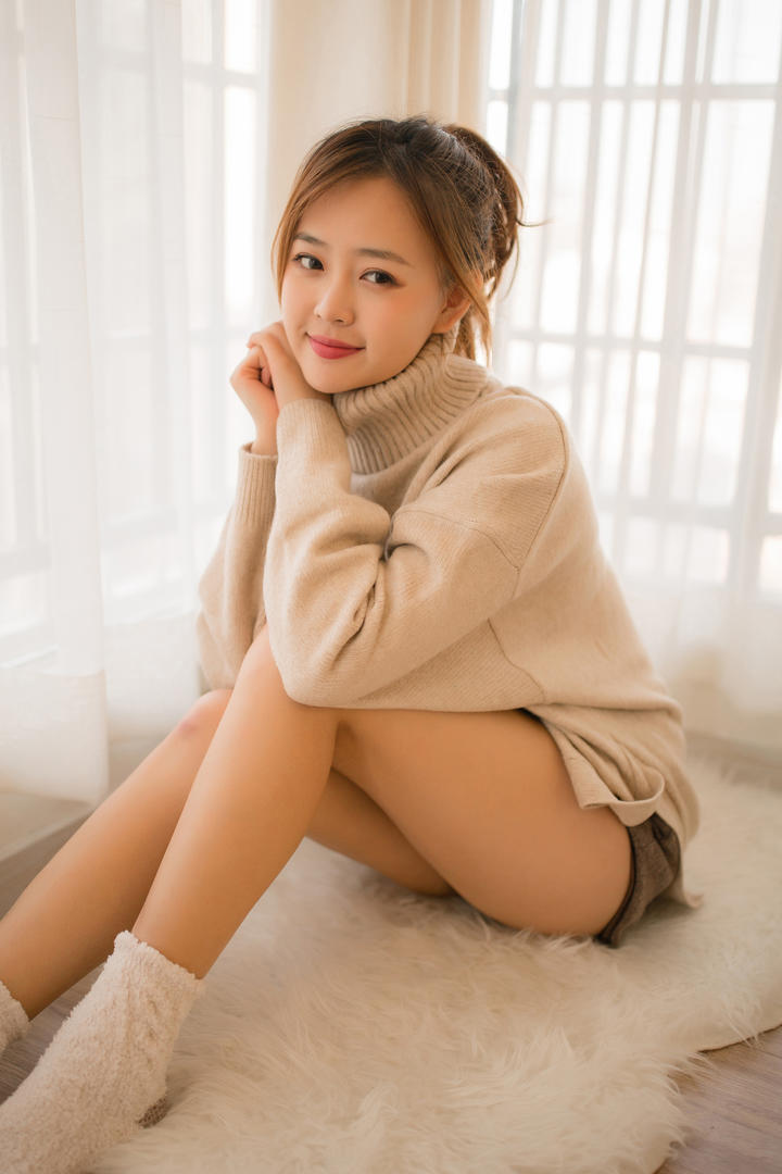 张雨青清纯毛衣室内美女写真图片