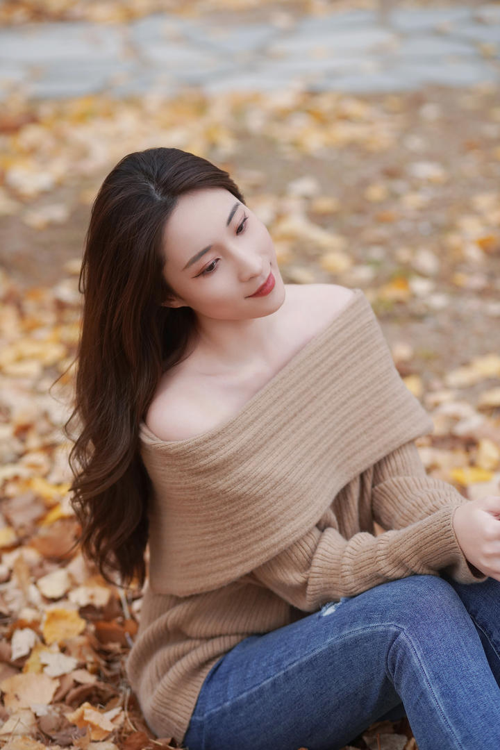 坐在树林里的牛仔裤美女唯美艺术照图片
