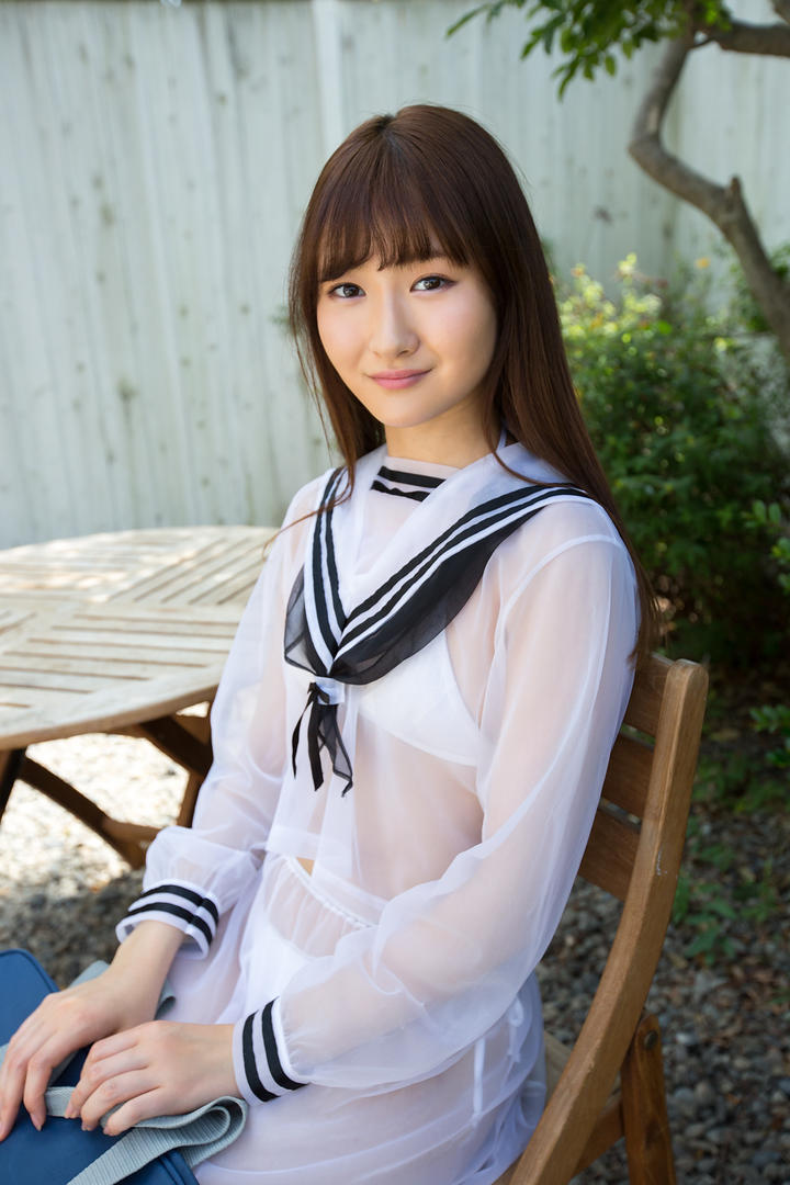 坐在椅子上的日本高清清纯美女写真图片