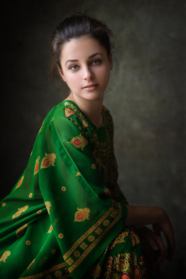 穿着绿色长裙的欧美美女肖像写真