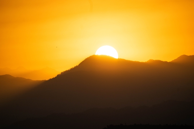 日暮黄昏山脉夕阳西下图片