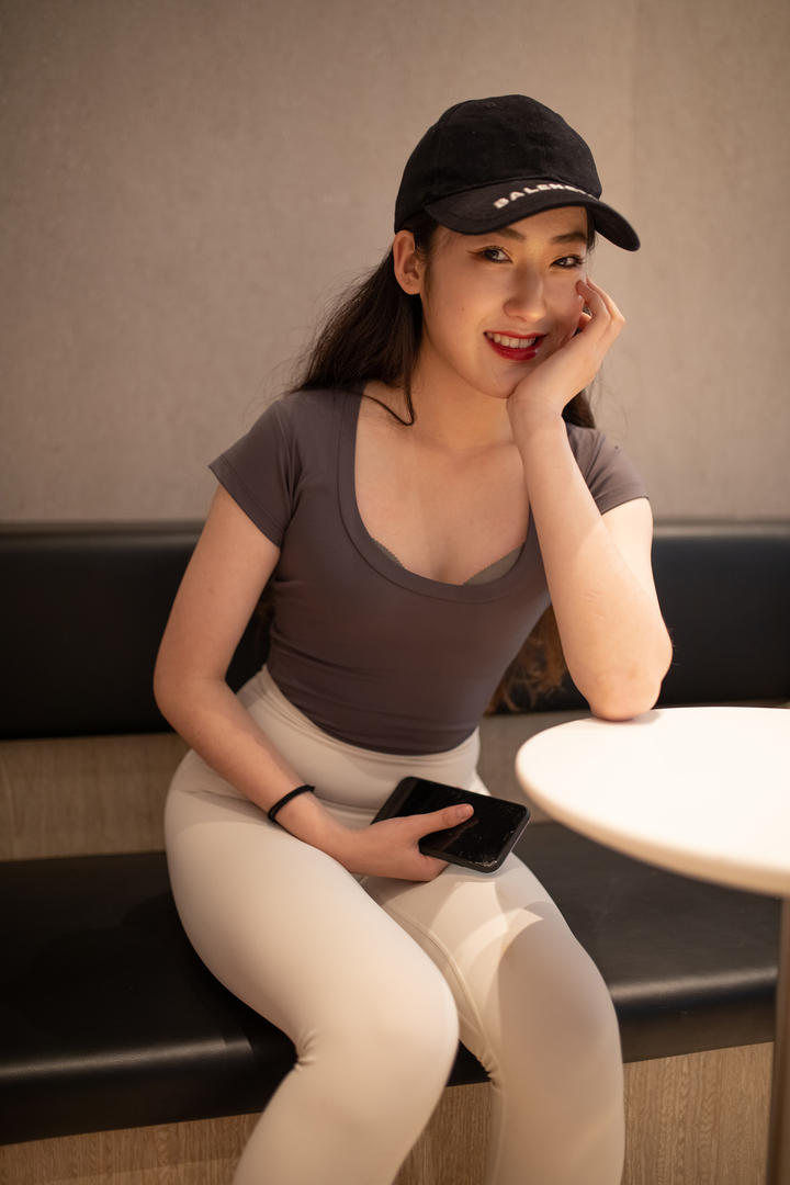 戴着鸭舌帽的紧身裤成熟美女图片