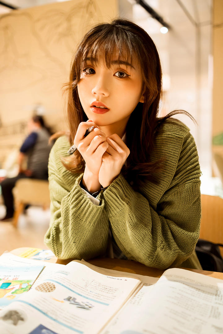 写作业的果果女生头像真人图片