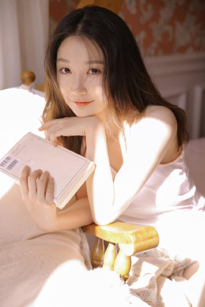 阳光下看书的可爱女生头像图片大全