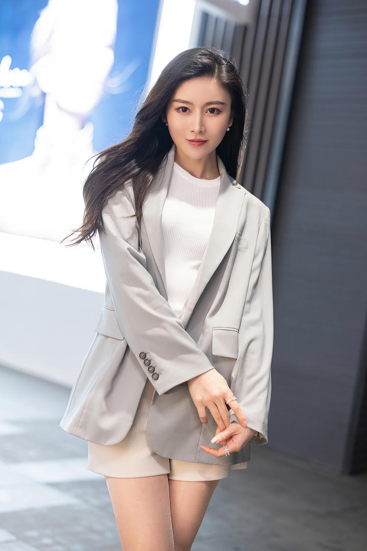 街拍时尚小西装气质美女Vanessa图片