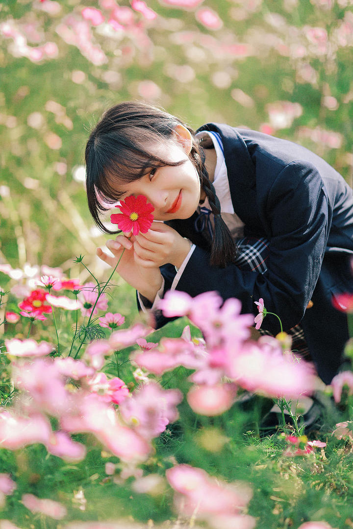 蹲在花丛中的清纯唯美女生写真图片